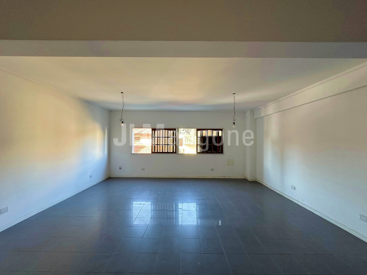 Local + Oficinas en 1er piso (169 m2)