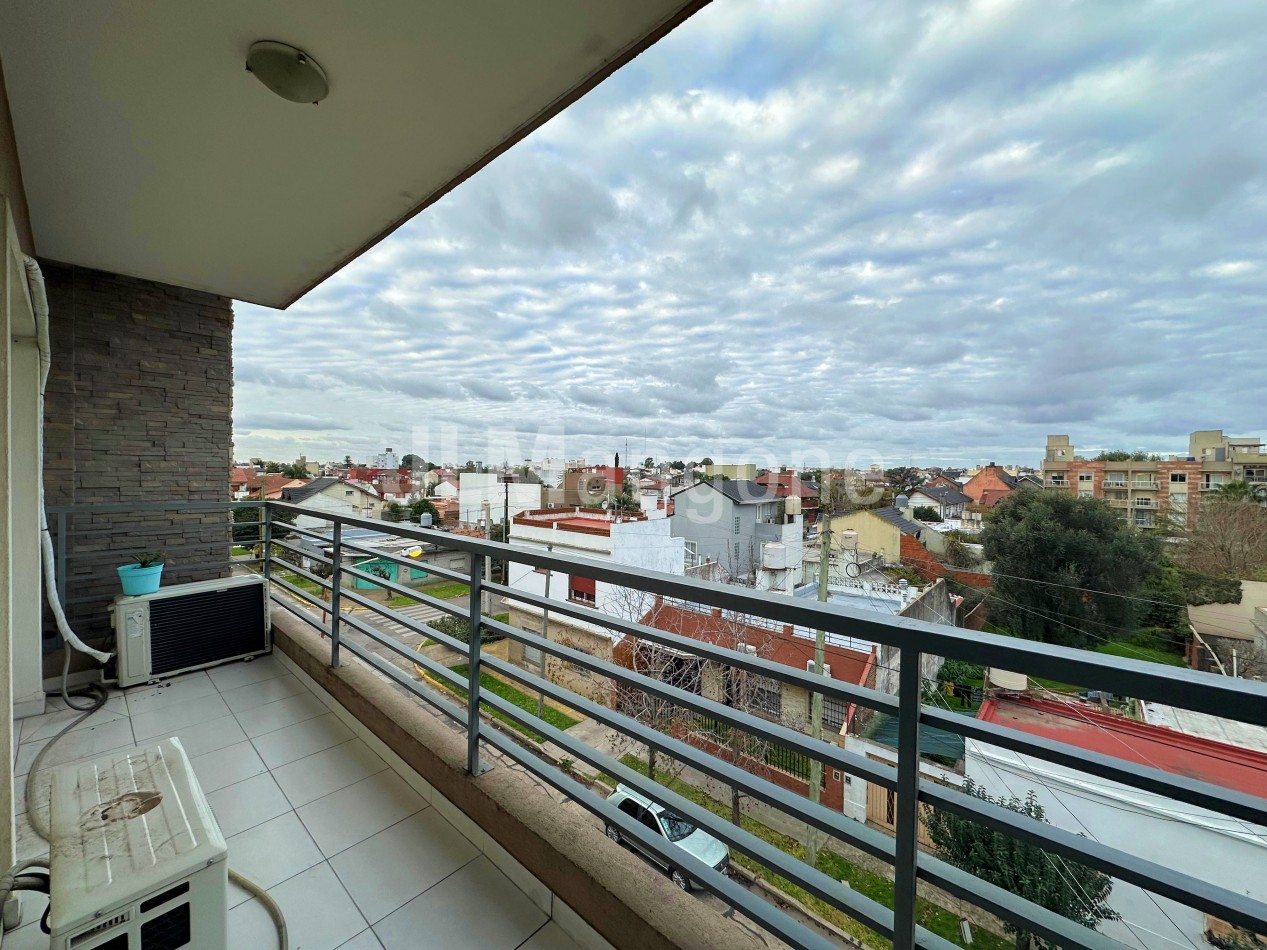 Departamento 2 ambientes con cochera y balcon