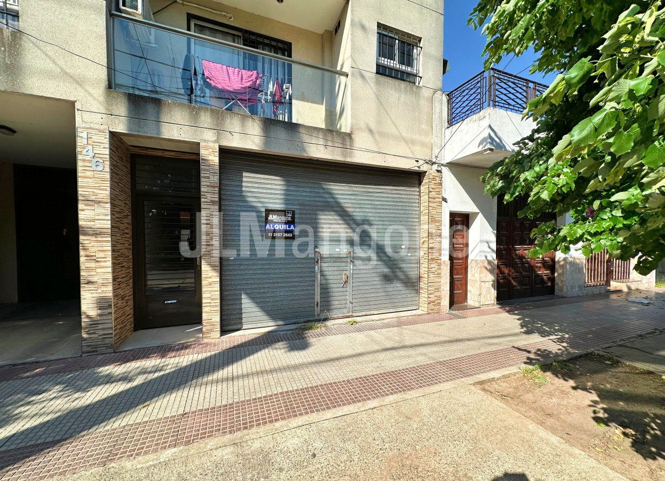 Local 42 m2 sobre Av. Peron