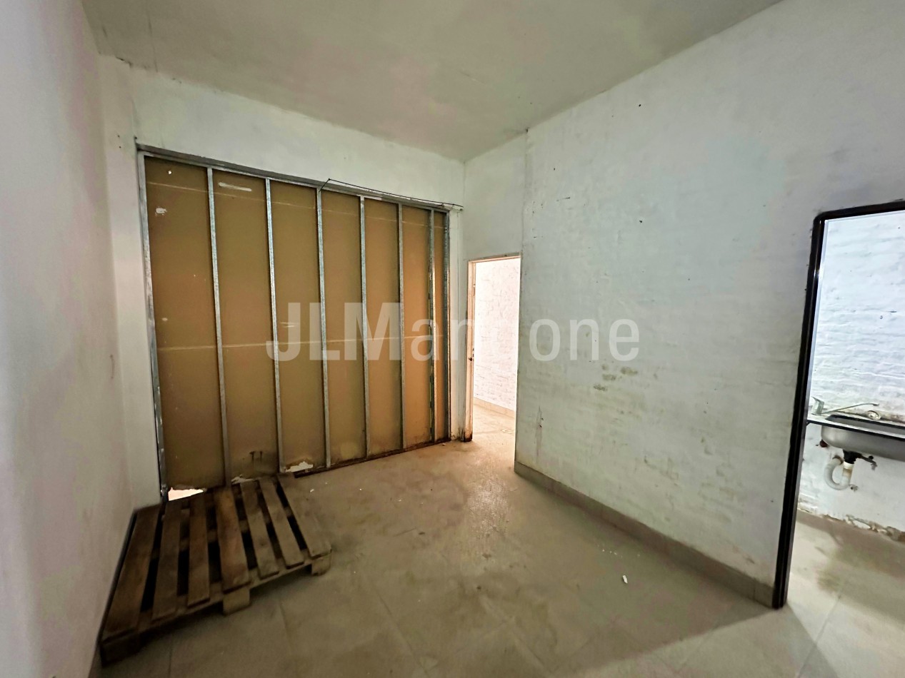 Local 42 m2 sobre Av. Peron