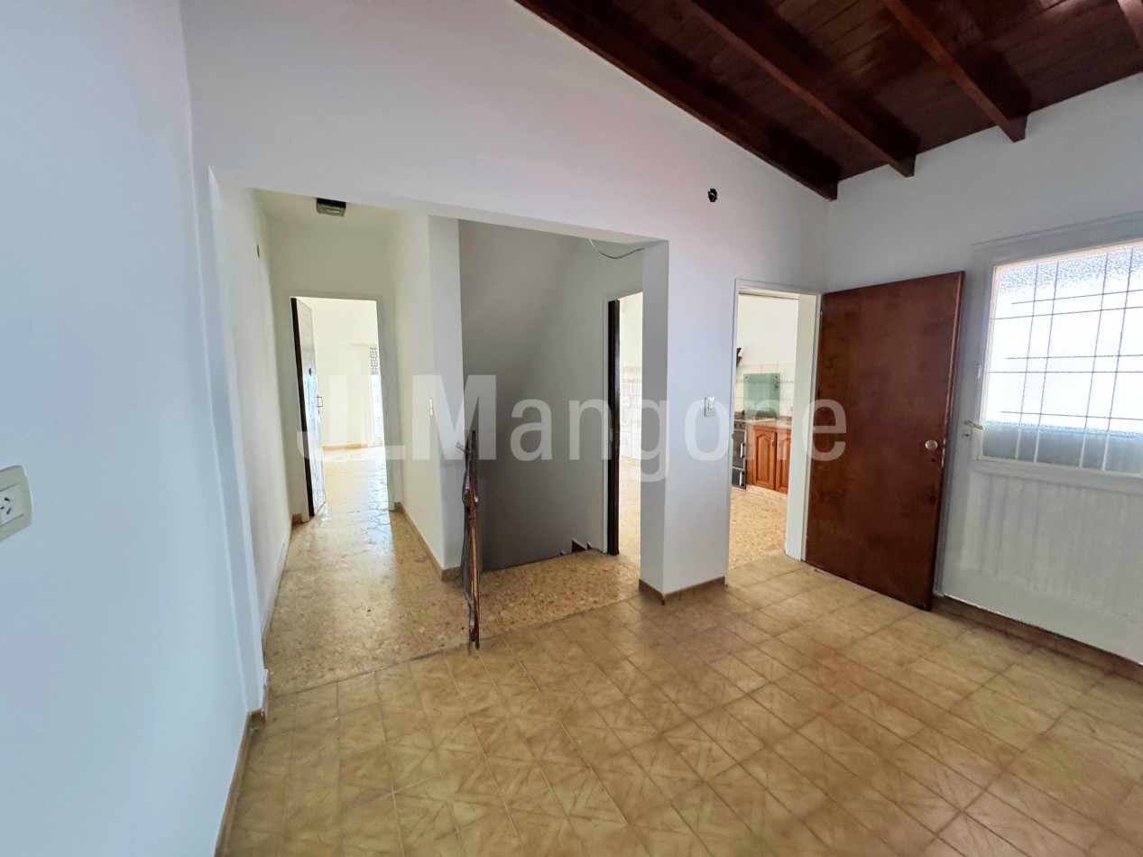 Piso 4 ambientes con patio y balcon