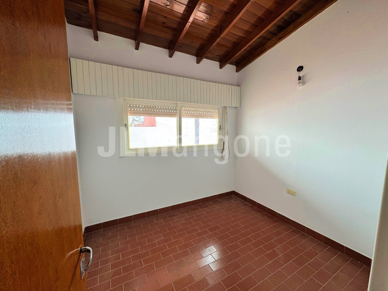 Piso 4 ambientes con patio y balcon