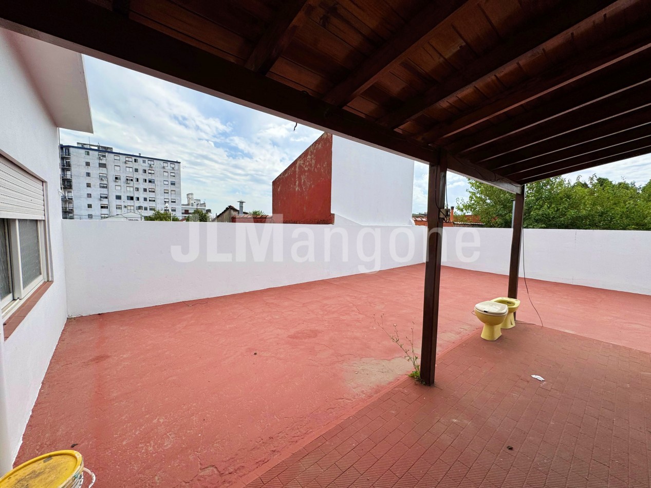 Piso 4 ambientes con patio y balcon