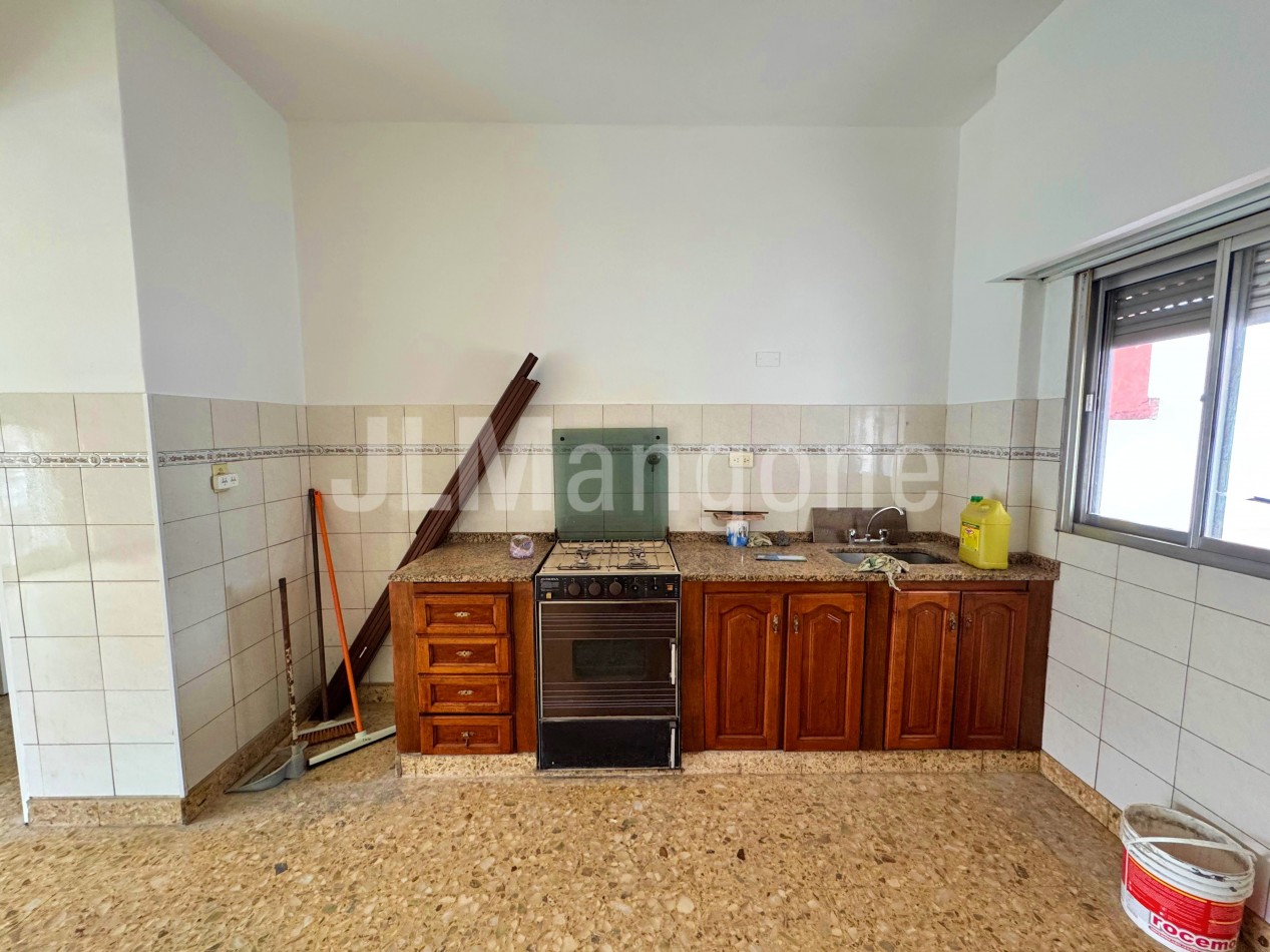 Piso 4 ambientes con patio y balcon