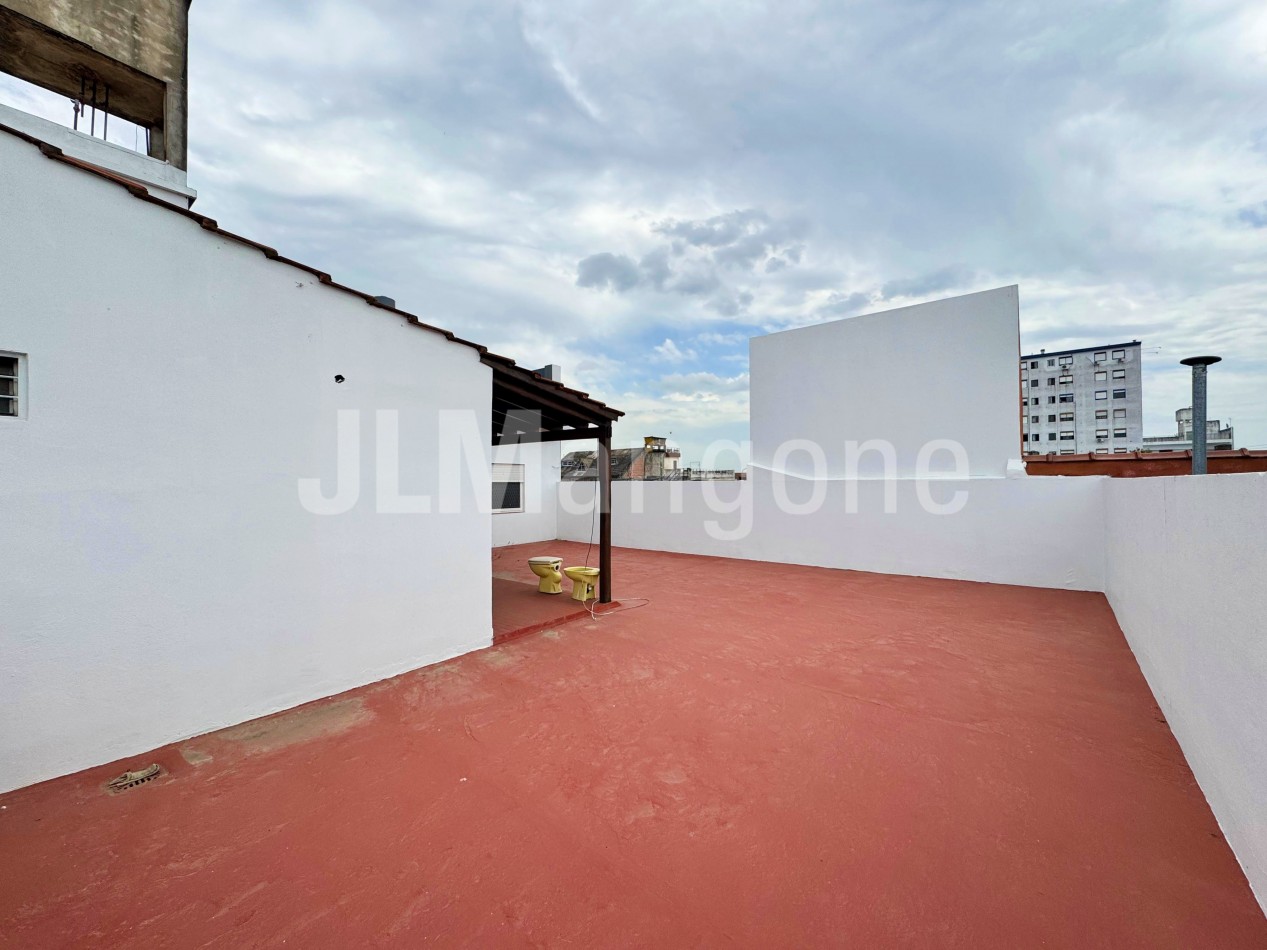 Piso 4 ambientes con patio y balcon