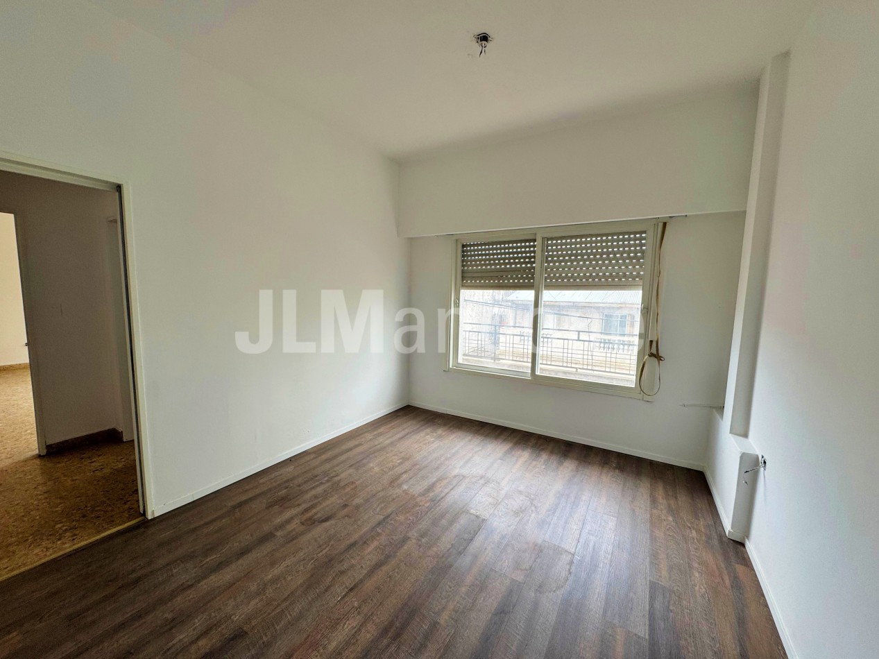 Piso 4 ambientes con patio y balcon