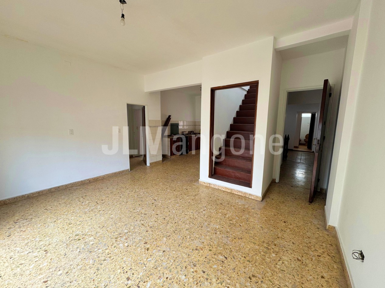 Piso 4 ambientes con patio y balcon