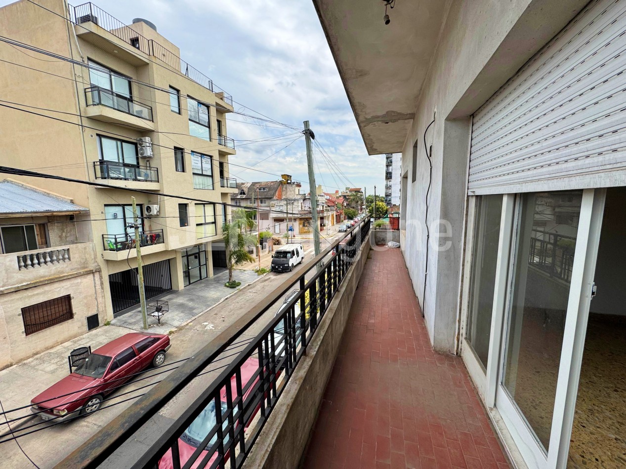 Piso 4 ambientes con patio y balcon