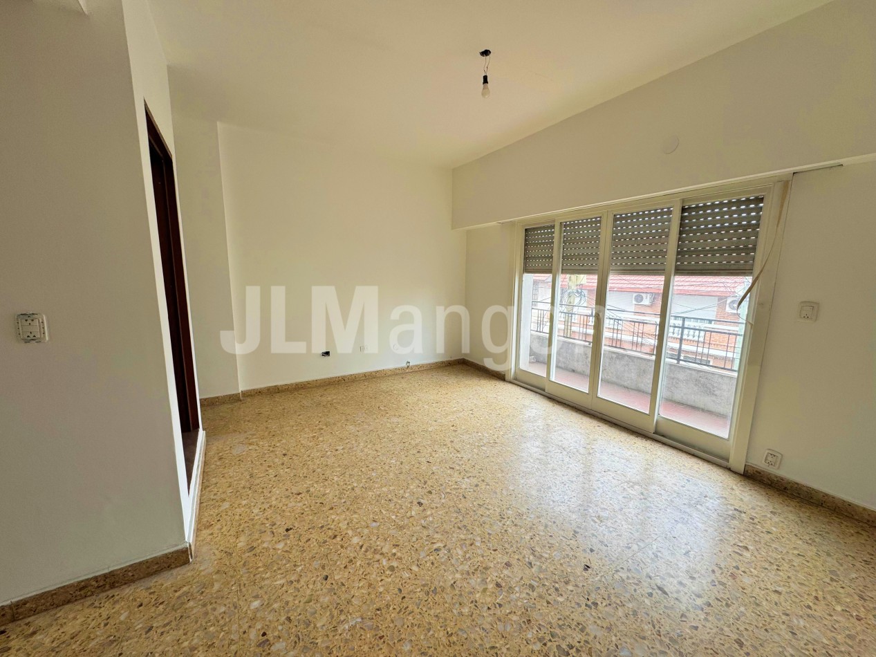 Piso 4 ambientes con patio y balcon