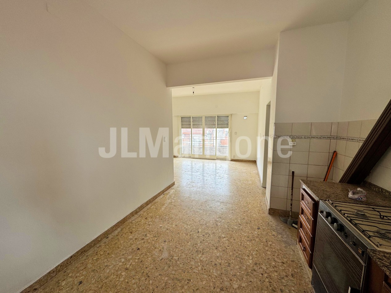 Piso 4 ambientes con patio y balcon