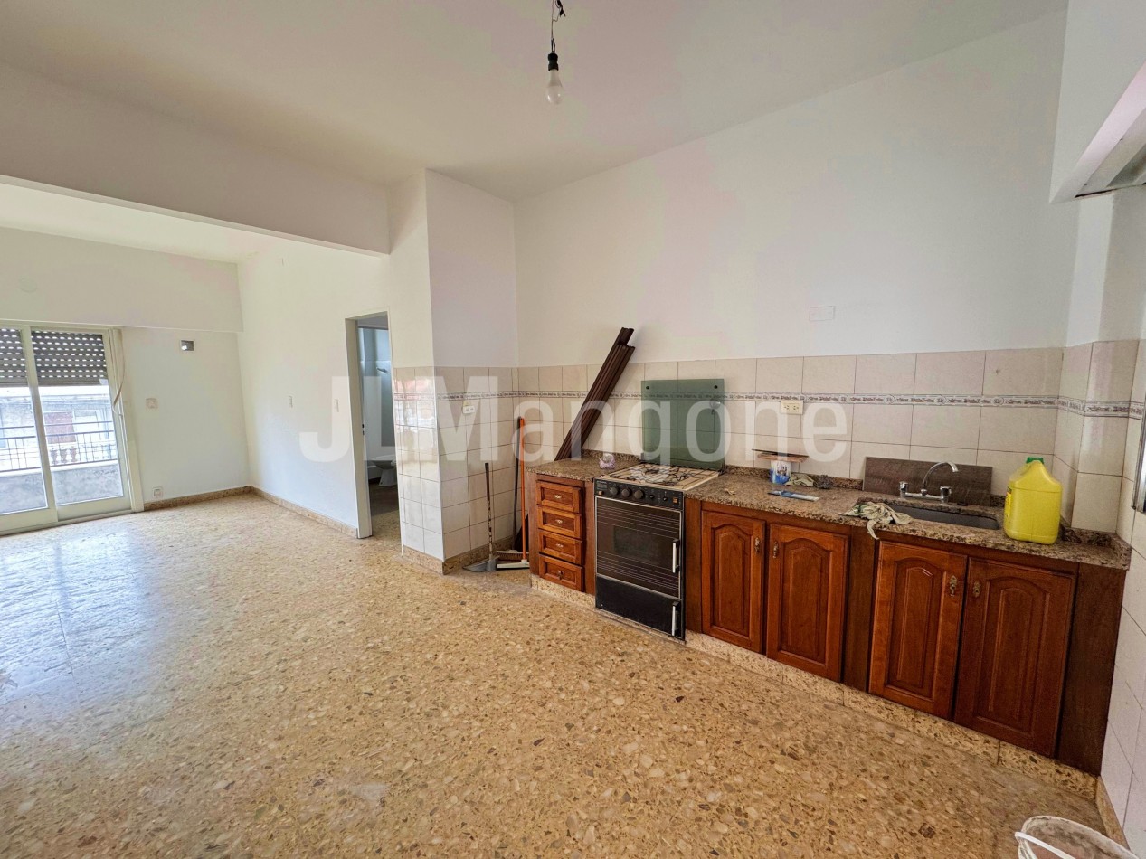 Piso 4 ambientes con patio y balcon