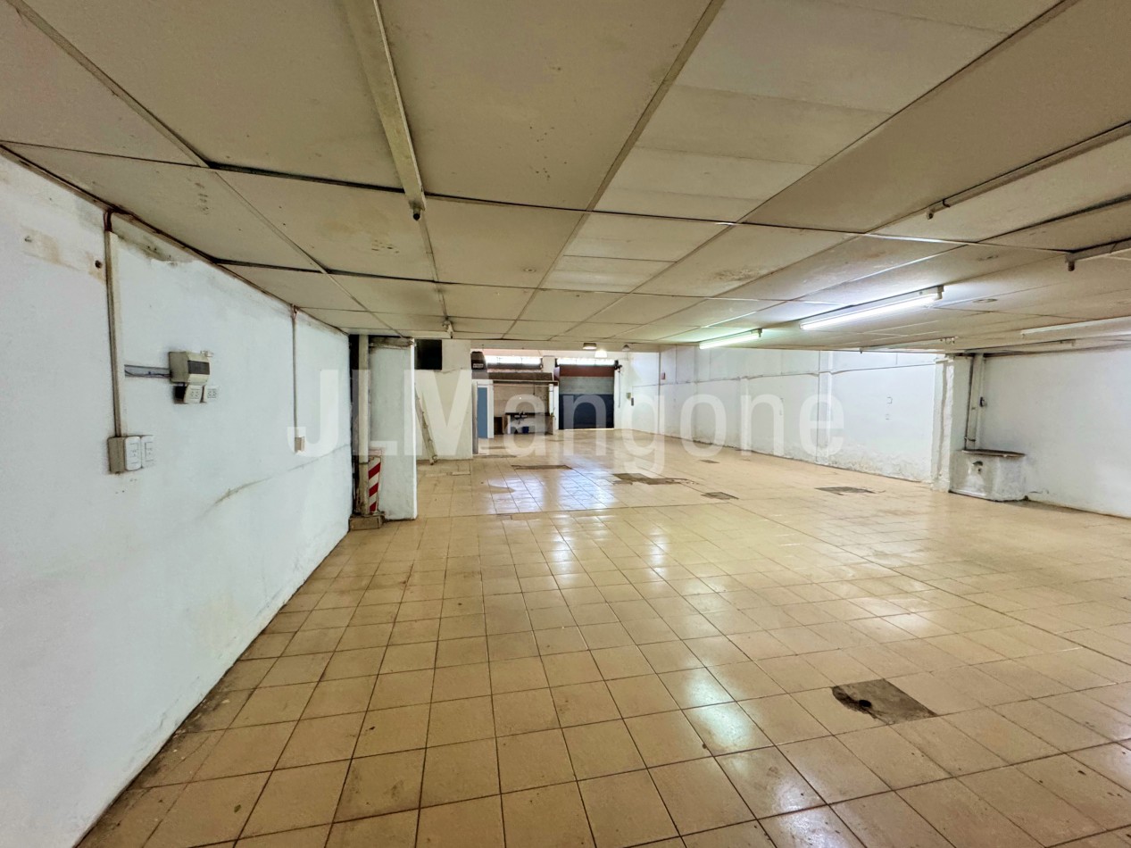 Local 300 m2 con doble entrada