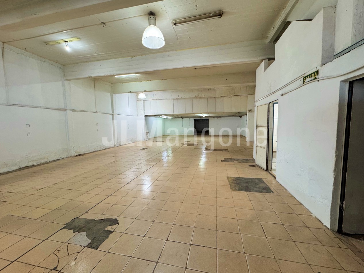 Local 300 m2 con doble entrada