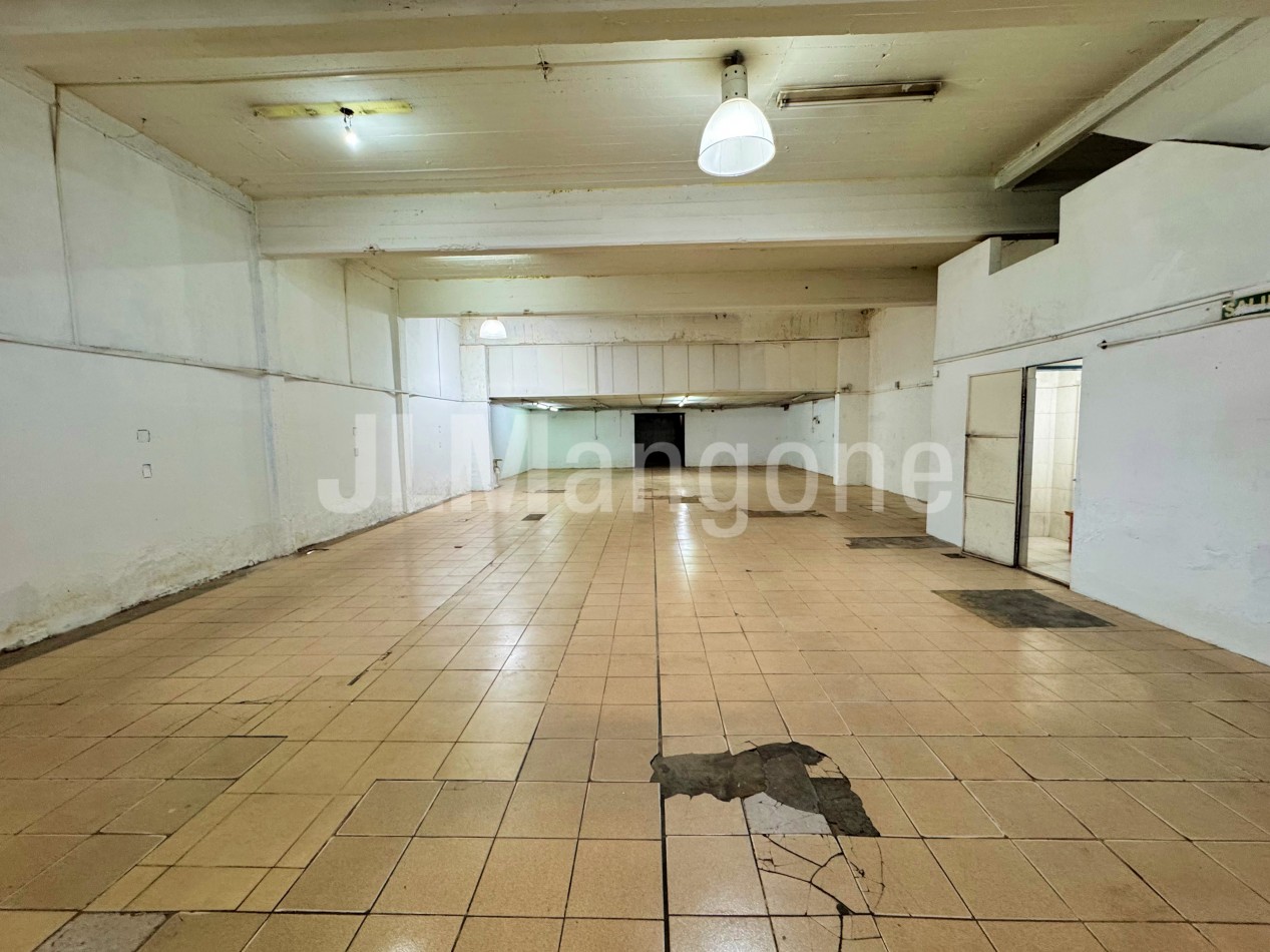 Local 300 m2 con doble entrada
