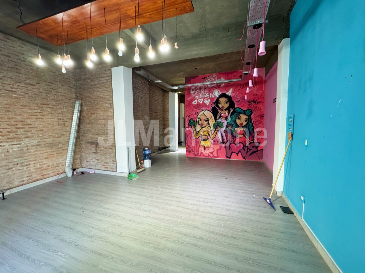 Local 104 m2 sobre Av. Peron
