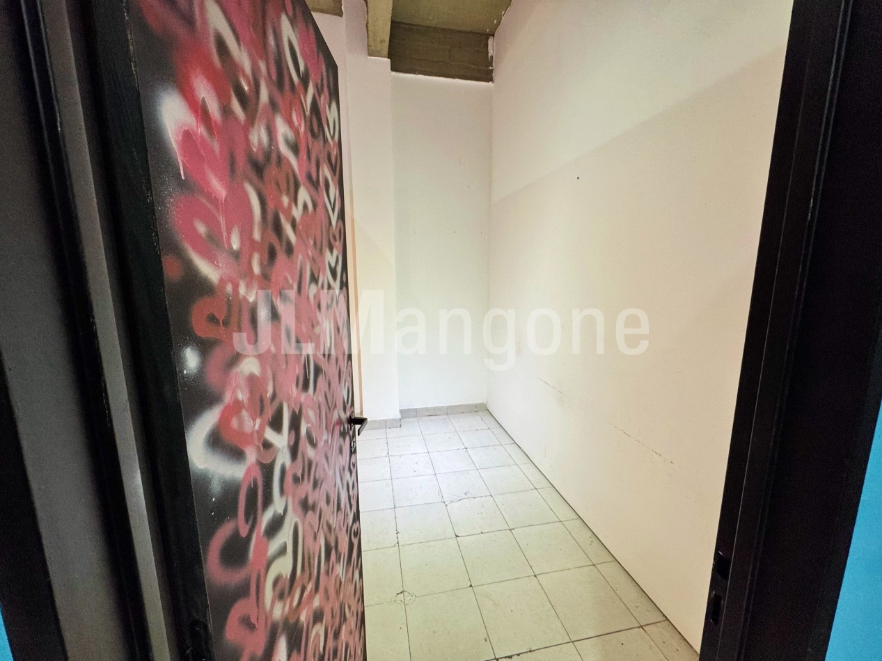 Local 104 m2 sobre Av. Peron