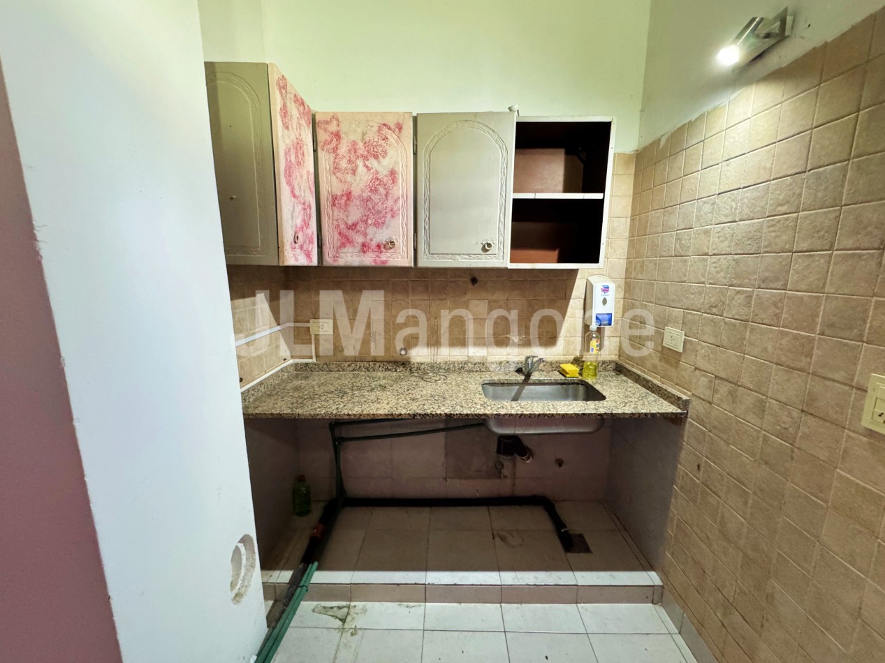 Local 104 m2 sobre Av. Peron