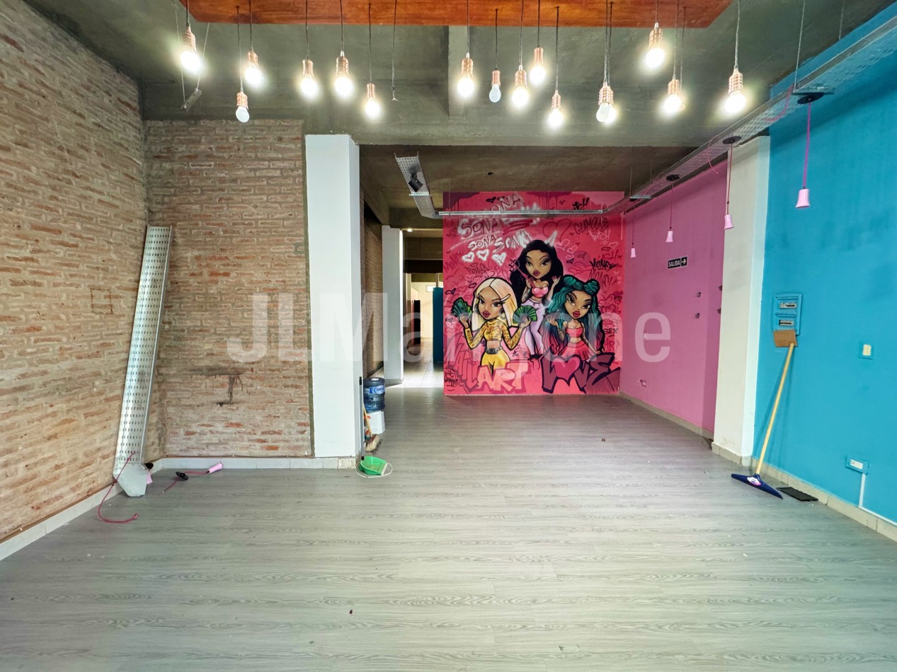 Local 104 m2 sobre Av. Peron
