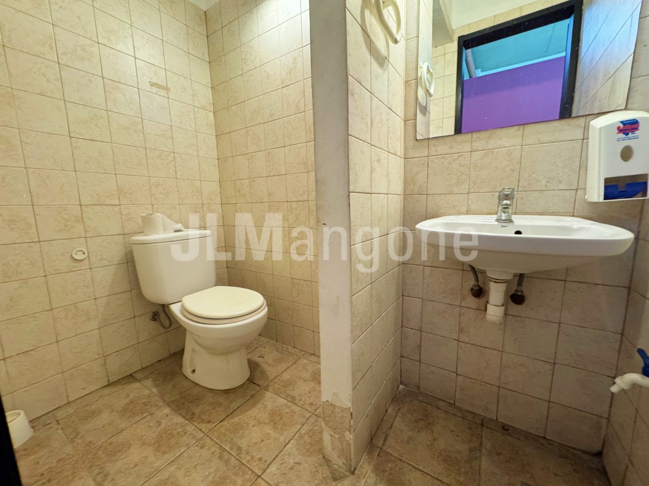 Local 104 m2 sobre Av. Peron