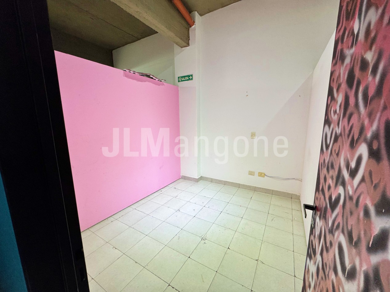 Local 104 m2 sobre Av. Peron