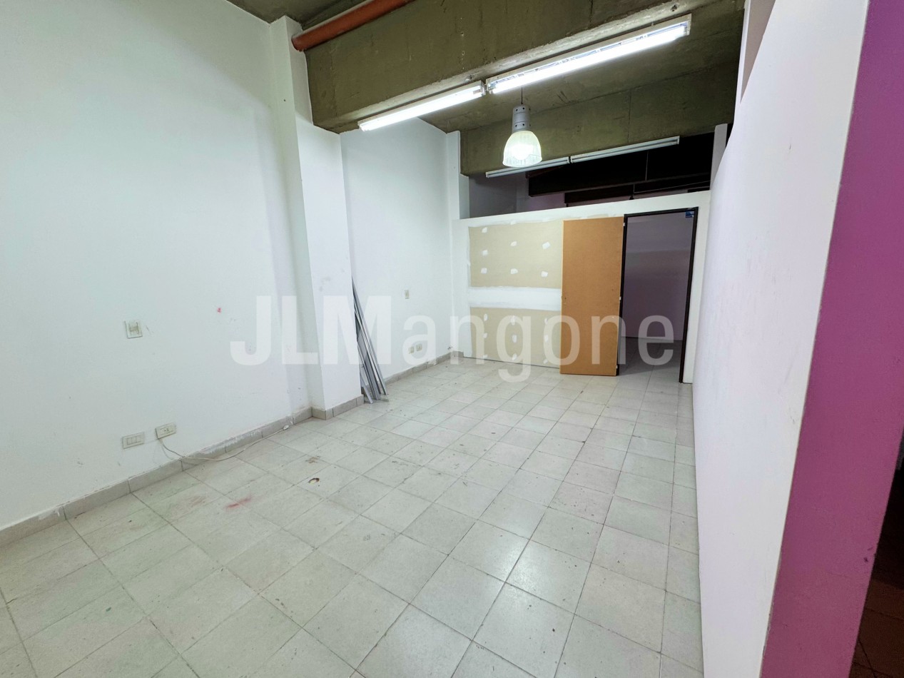 Local 104 m2 sobre Av. Peron