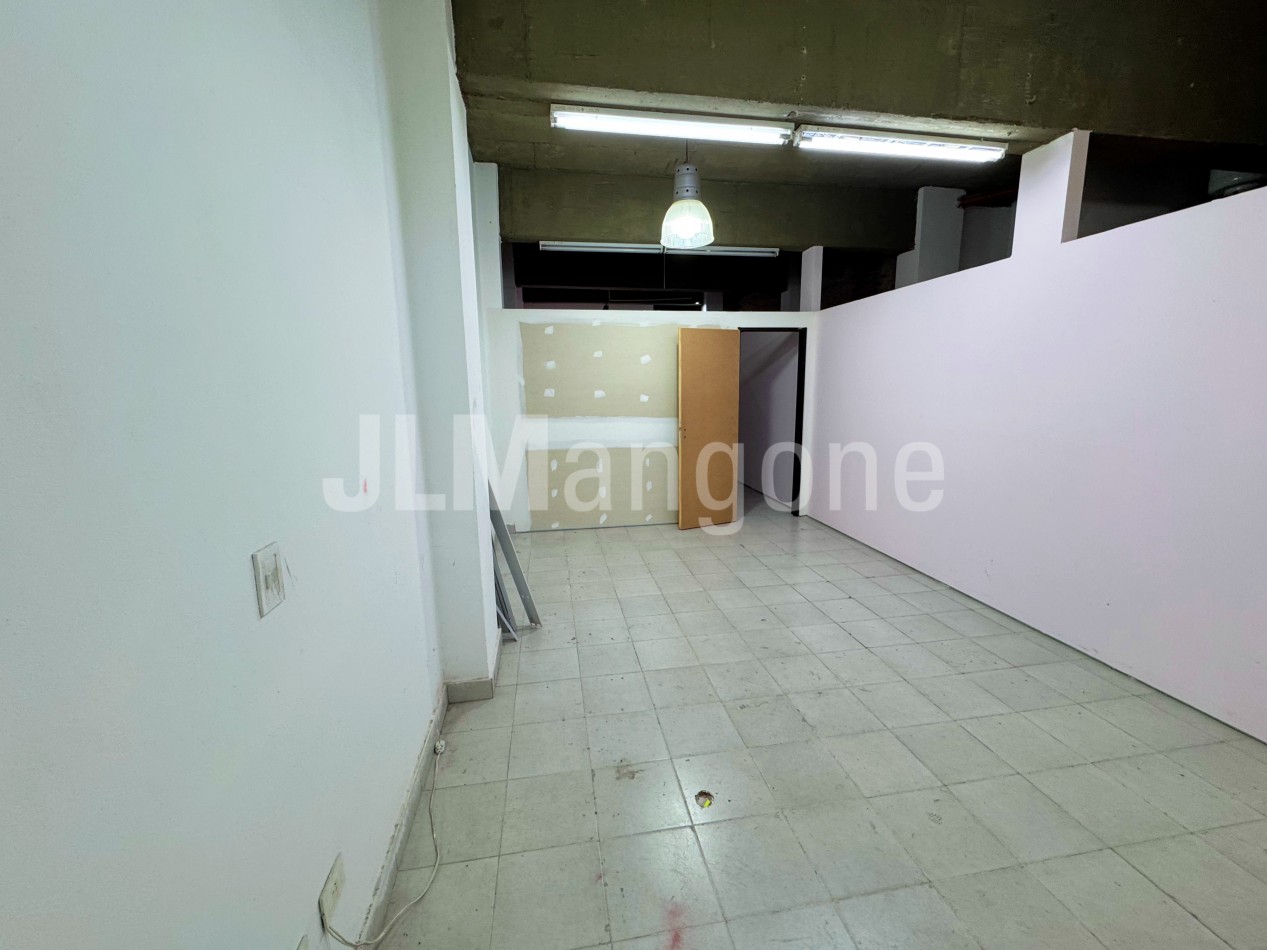 Local 104 m2 sobre Av. Peron