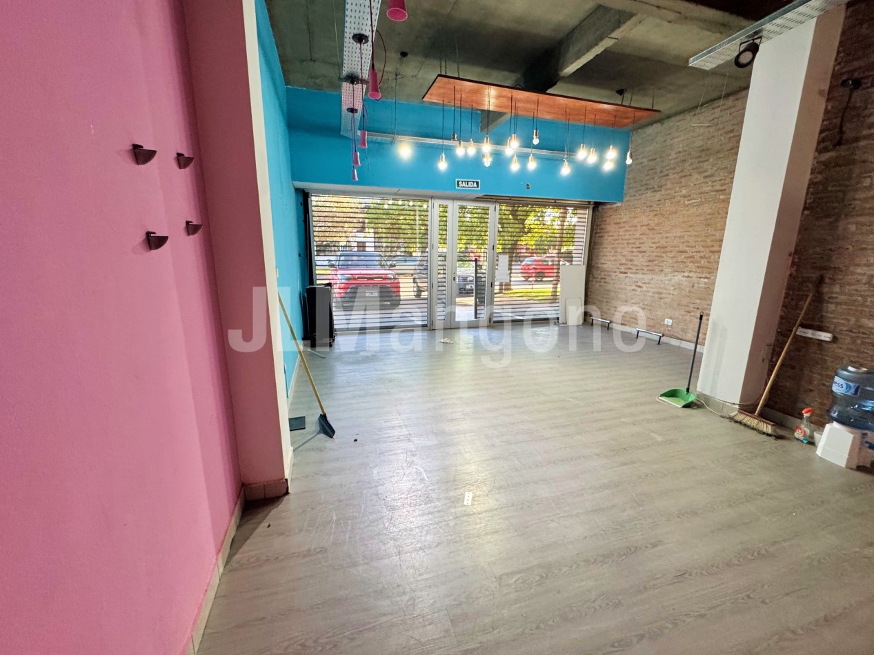 Local 104 m2 sobre Av. Peron