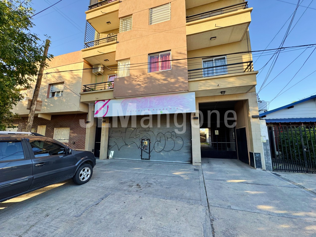 Local 104 m2 sobre Av. Peron