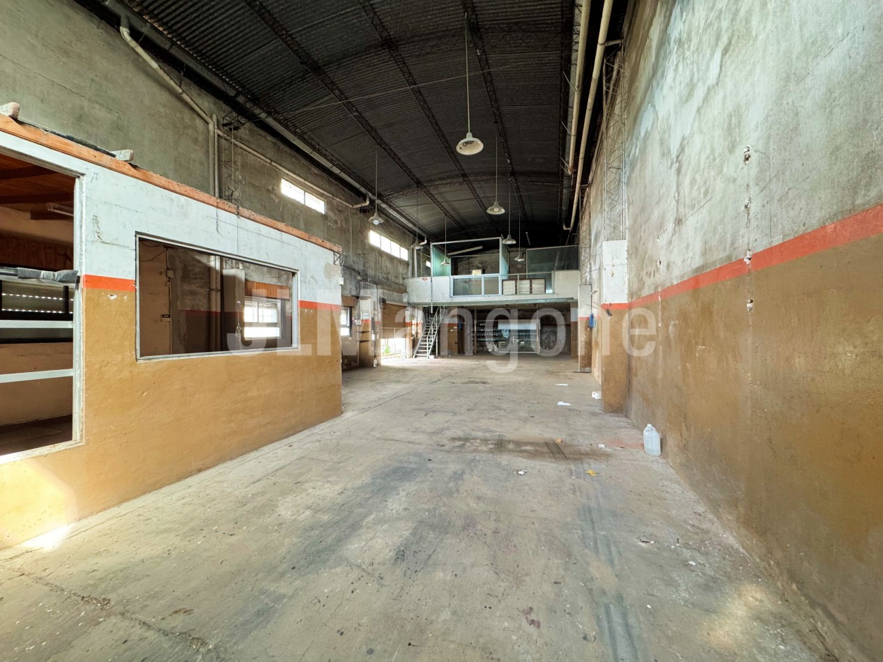 Galpon 300 m2 con doble entrada