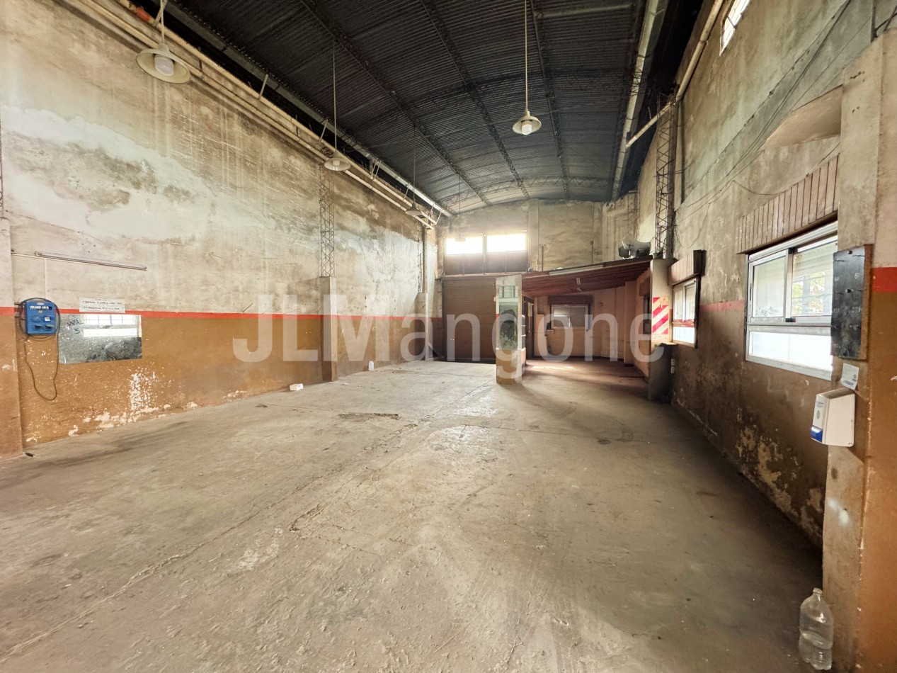 Galpon 300 m2 con doble entrada