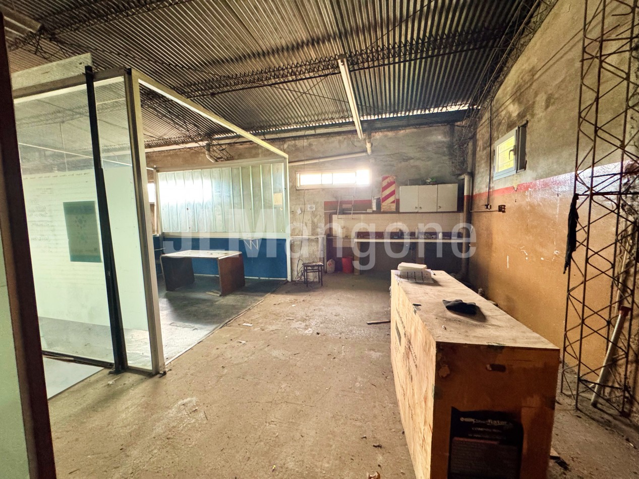 Galpon 300 m2 con doble entrada