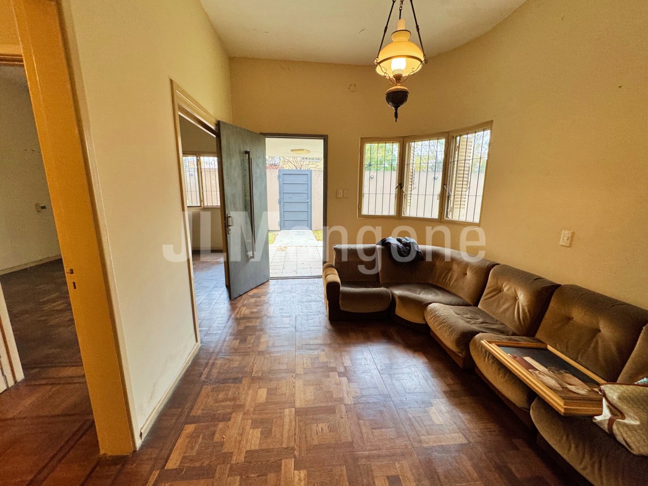 Chalet 7 ambientes con parque, piscina y cocheras