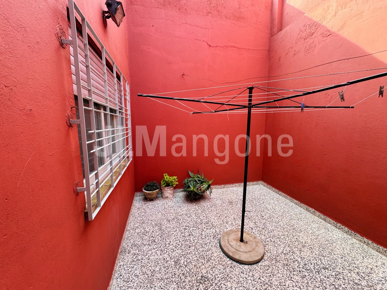 Casa 3 ambientes con cocheras y patio