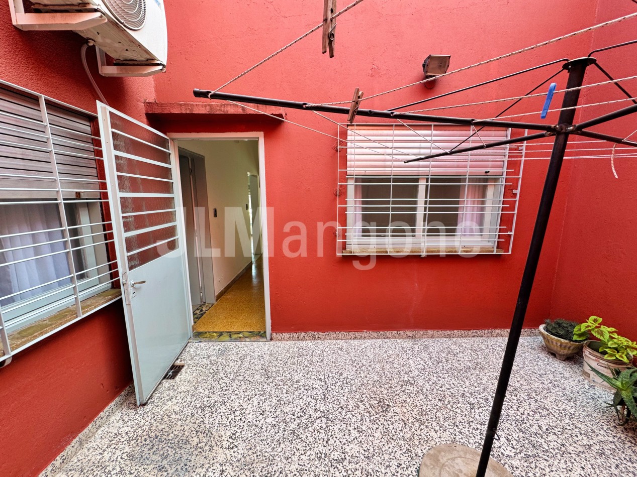 Casa 3 ambientes con cocheras y patio