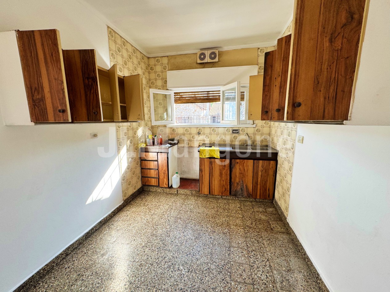 Casa 4 ambientes con cochera y patio
