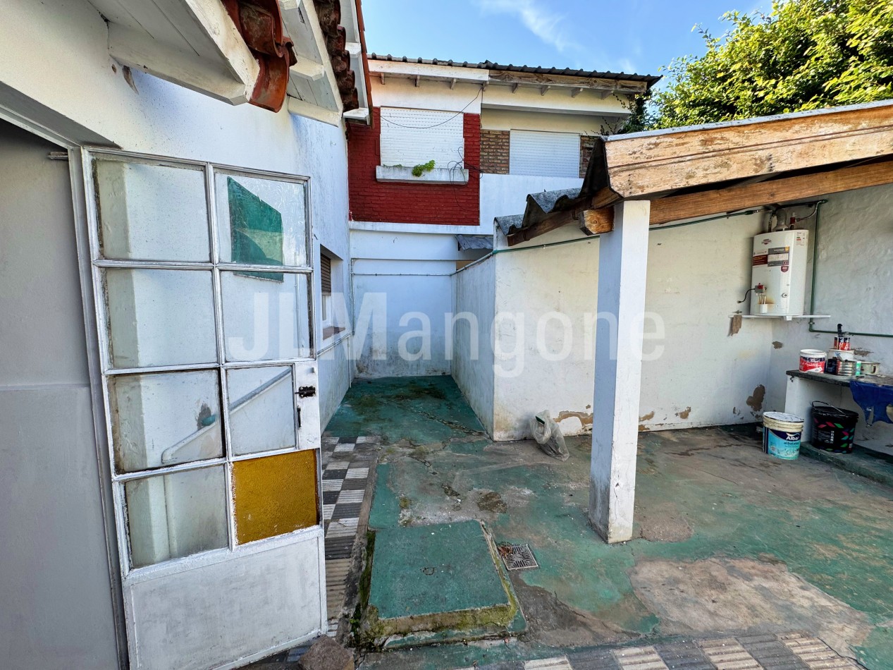 Casa 4 ambientes con cochera y patio