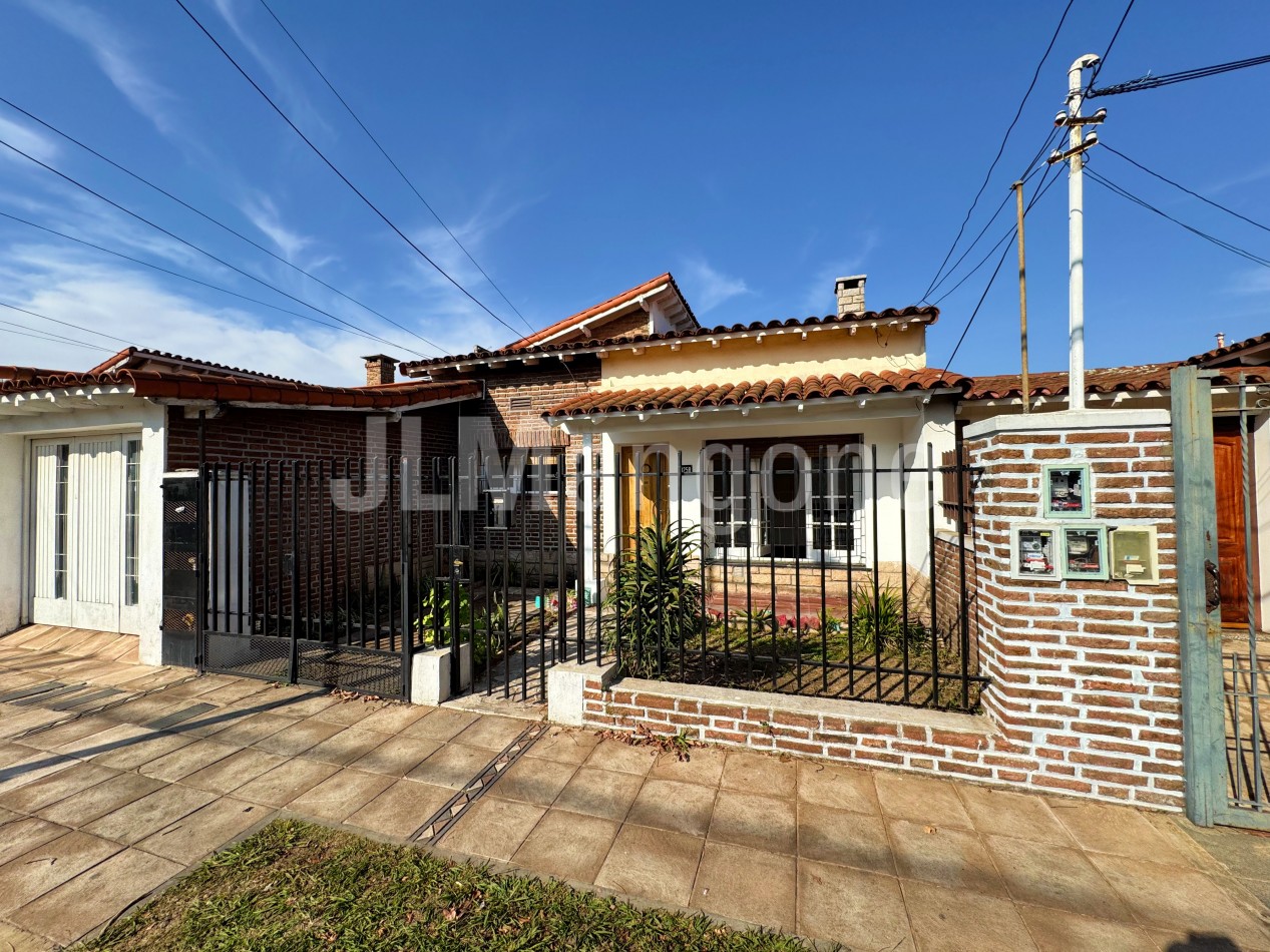 Casa 4 ambientes con cochera y patio