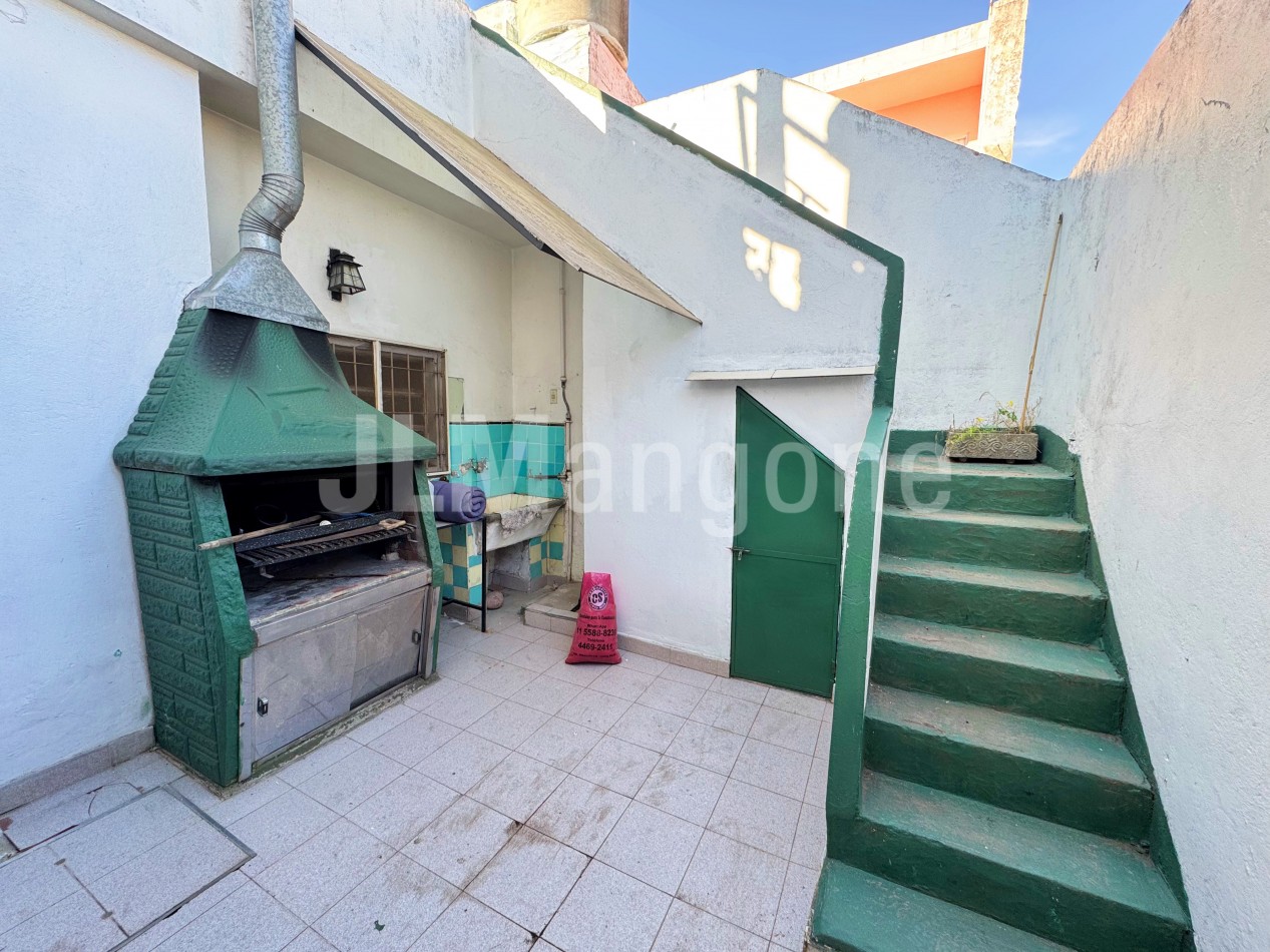 Casa 3 ambientes con patio y terraza