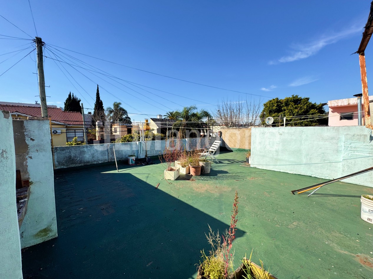 Casa 3 ambientes con patio y terraza