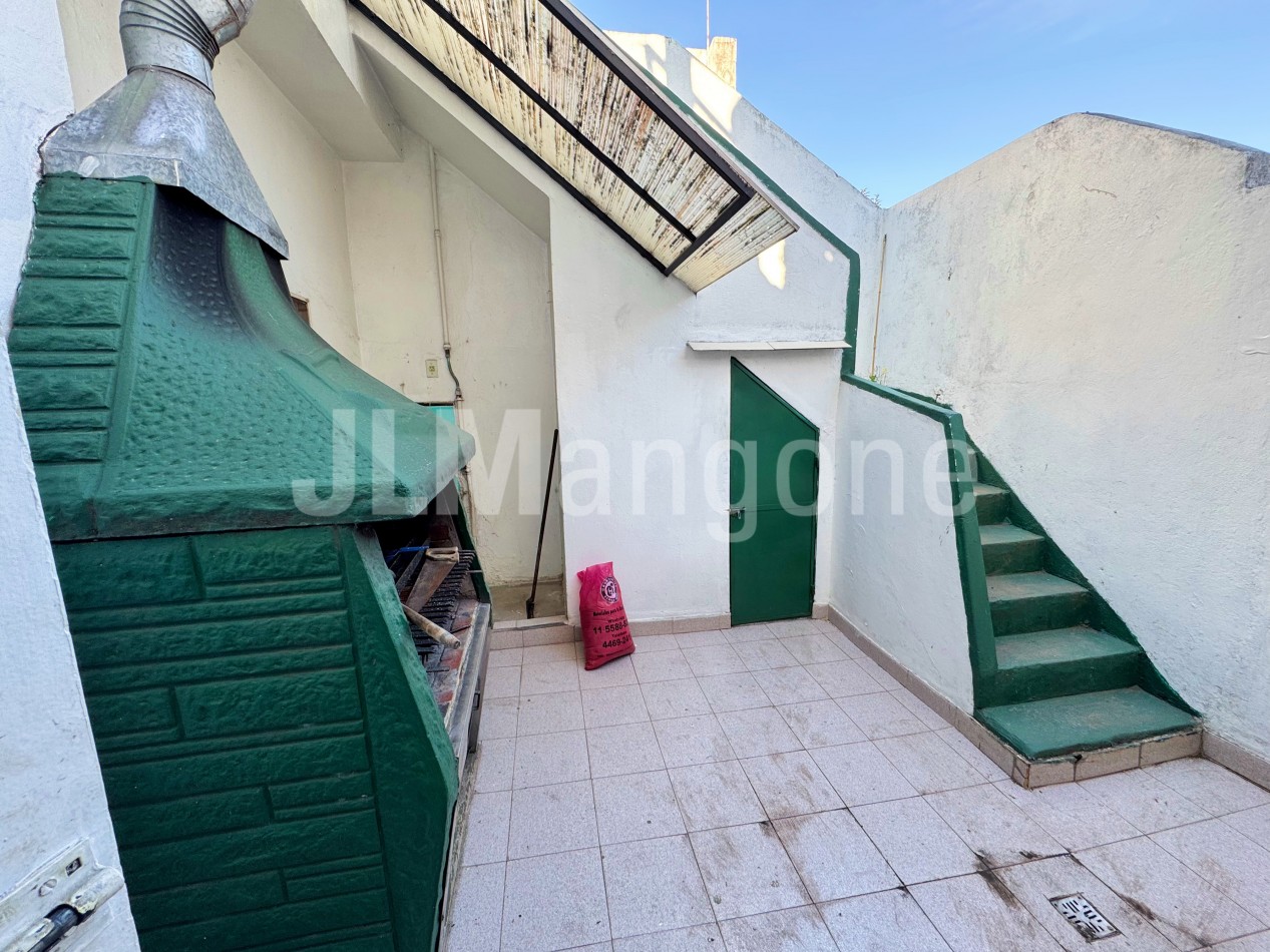 Casa 3 ambientes con patio y terraza