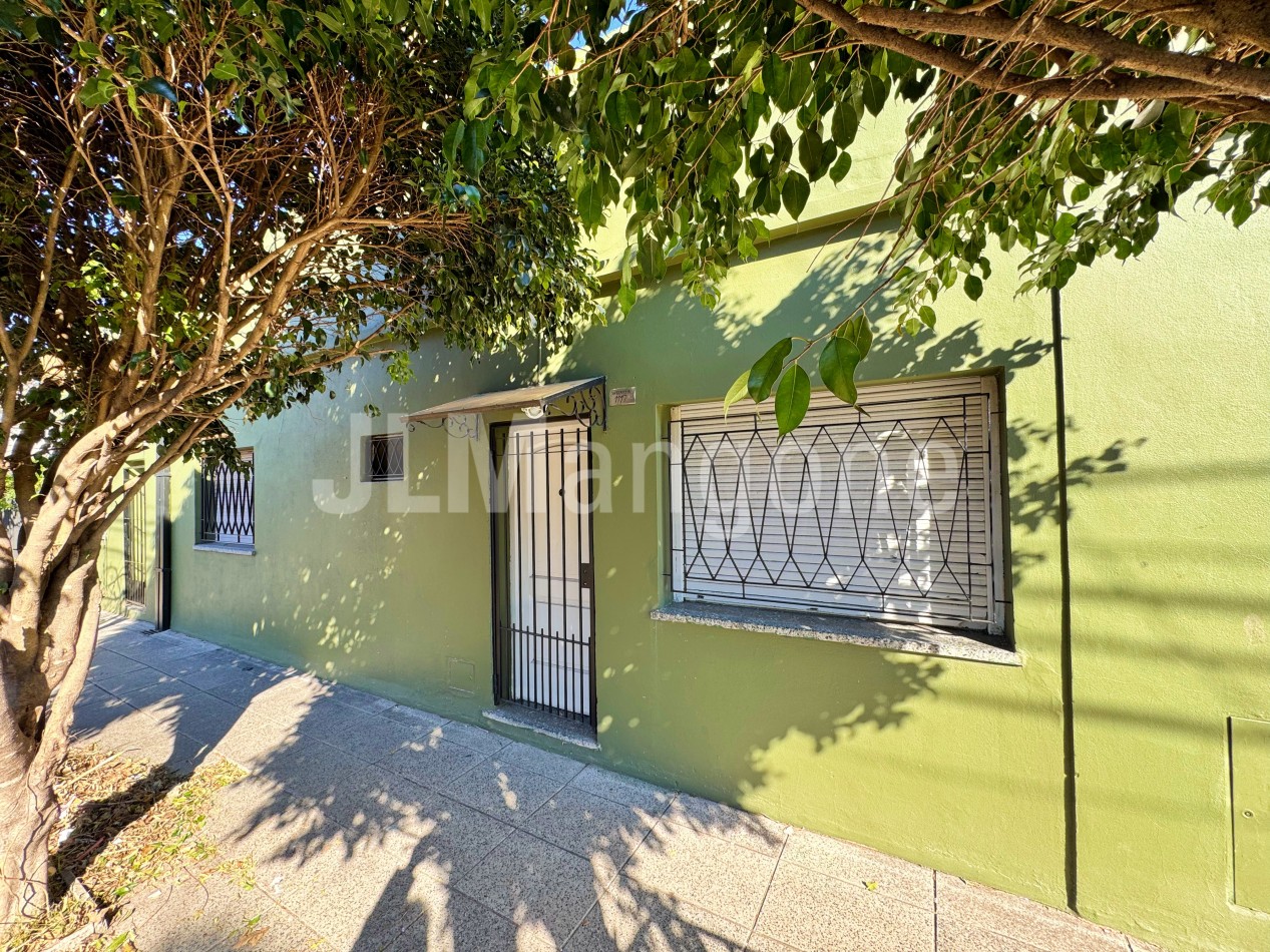 Casa 3 ambientes con patio y terraza