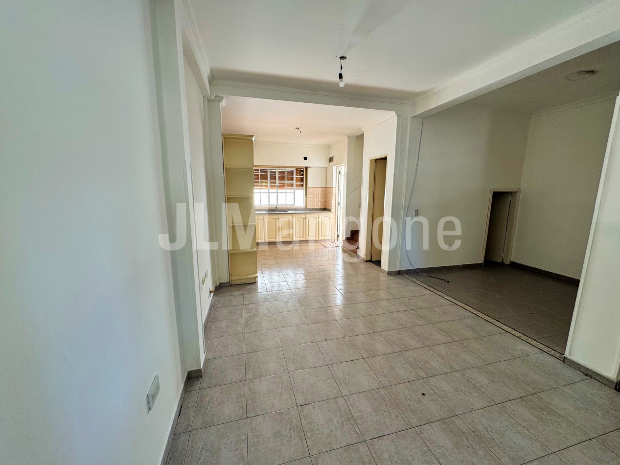 Duplex 4 ambientes con cochera y patio
