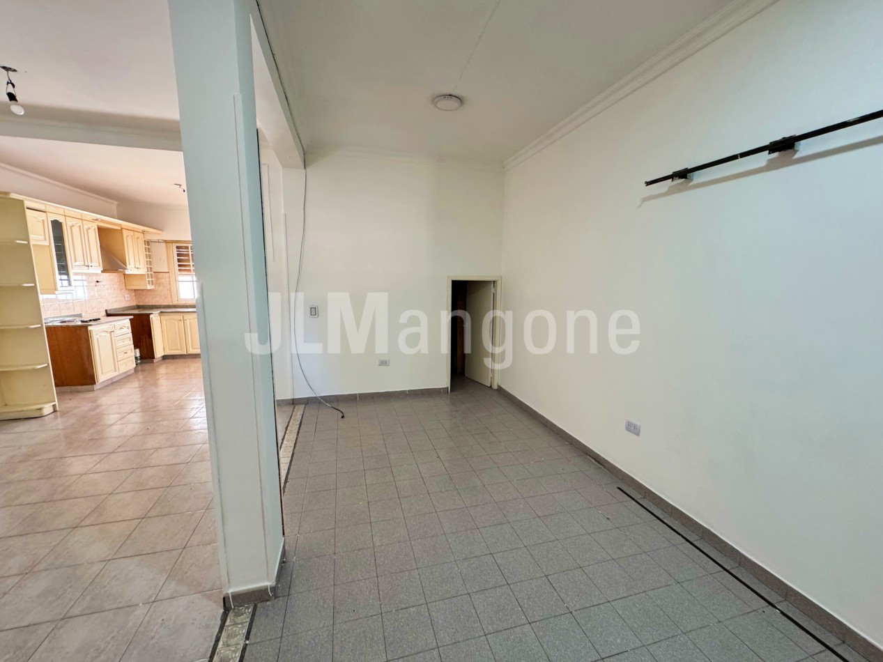 Duplex 4 ambientes con cochera y patio