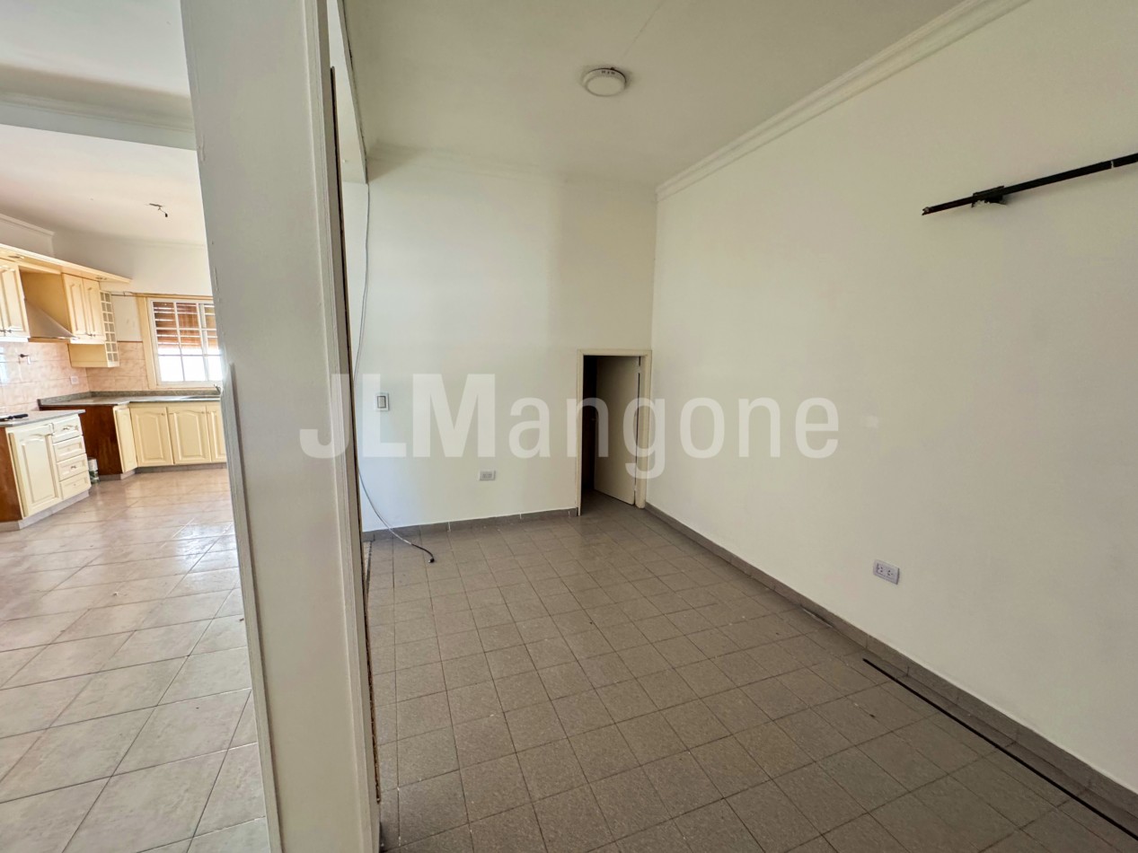 Duplex 4 ambientes con cochera y patio
