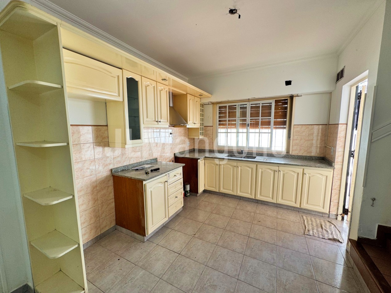 Duplex 4 ambientes con cochera y patio