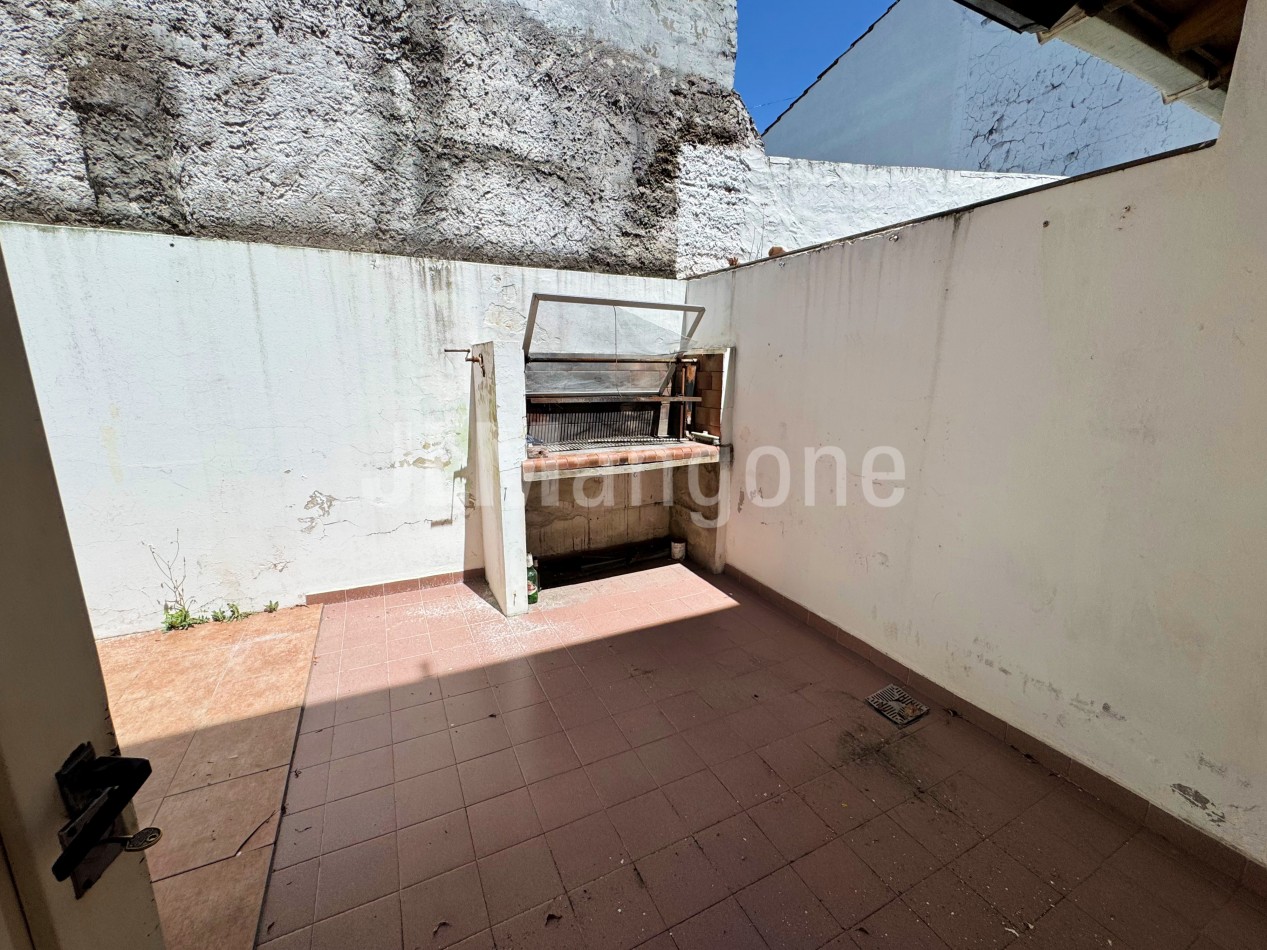 Duplex 4 ambientes con cochera y patio