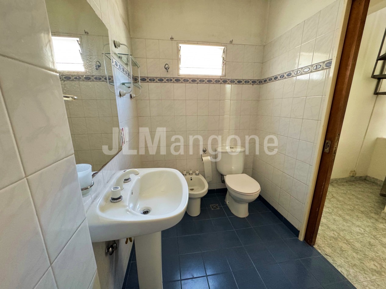 Duplex 4 ambientes con cochera y patio