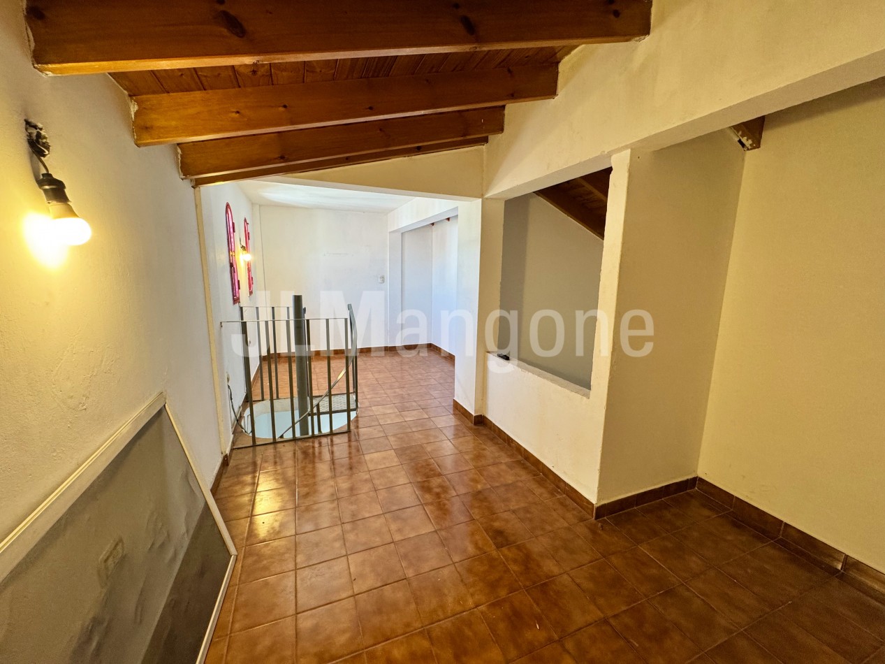 Duplex 4 ambientes con cochera y patio