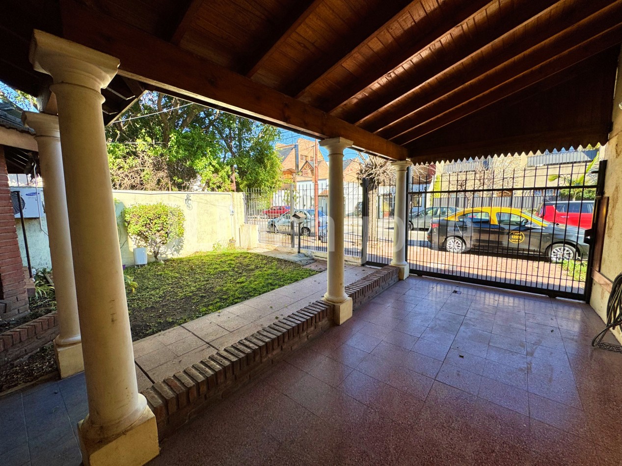 Casa 4 ambientes con cochera y parque