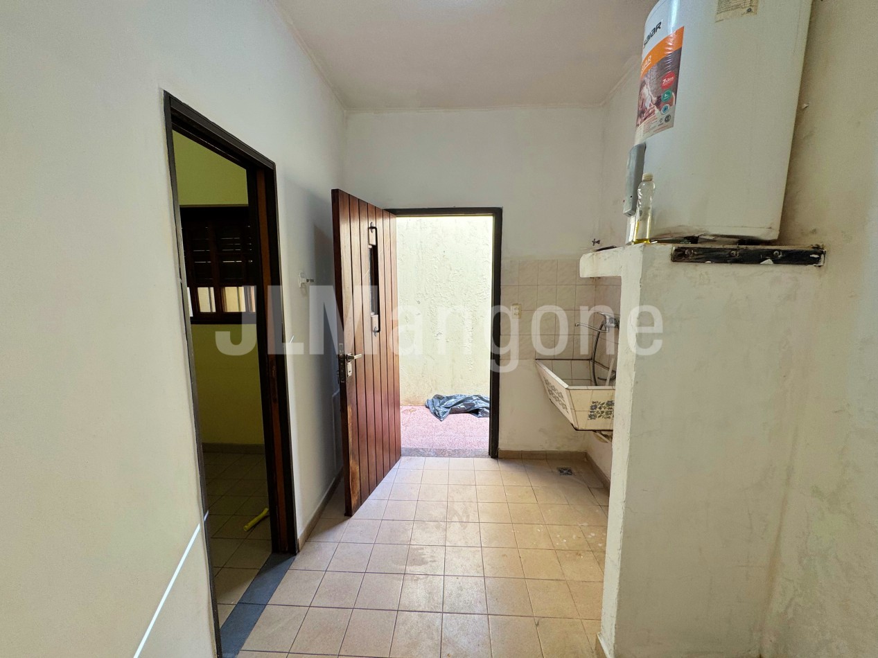 Casa 4 ambientes con cochera y parque